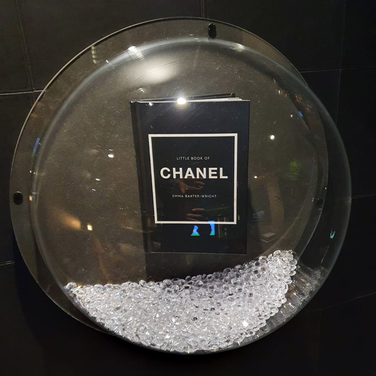 Halve bol aan muur met Chanel en diamanten